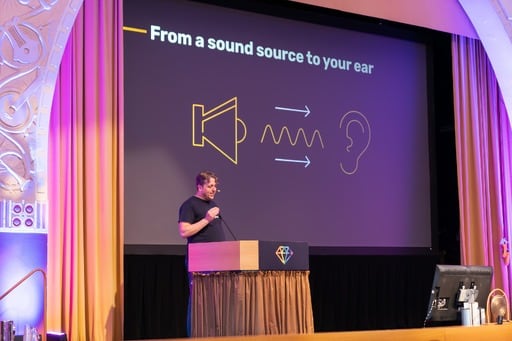 Thijs Cadier presenting, side view