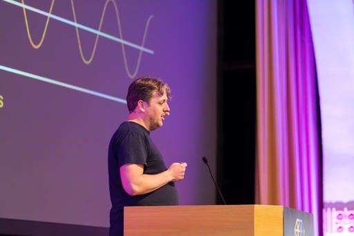 Thijs Cadier presenting, view from the front